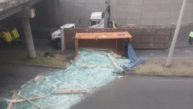 Tráiler cargado con vidrio se vuelca en el paso lateral de Ambato
