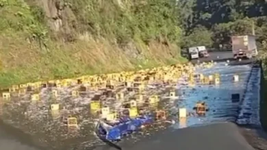 Camión cargado de cerveza sufre accidente y bloquea la vía