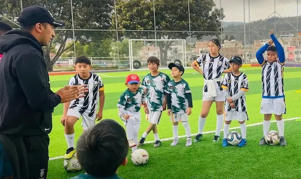 Ex técnico de Cisneros FC abrió su academia en Riobamba.