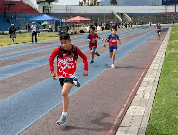 Jóvenes atletas compitieron en la 'Rio Kids Athletics' en Riobamba.