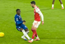 Moisés Caicedo con fuerte sanción tras la roja ante Arsenal.