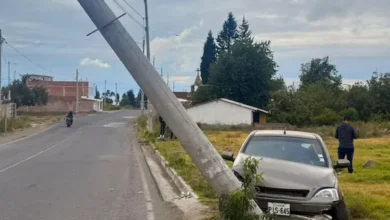 Accidente de tránsito en Guano: carro se chocó contra un poste