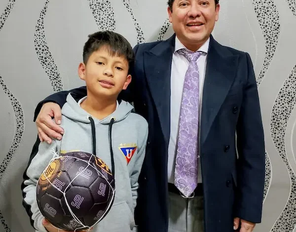 Stalin Aldas entrega balón de Kendry Páez como padrino del Mundialito