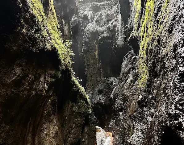 Ojo del Fantasma en Penipe: ruta, cascadas y aguas termales
