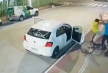 Video | Intenta asaltar a pareja en su auto y es brutalmente golpeado