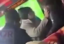 Video | Pasajeros detienen a mujer con arma en bus