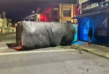 Carros destruidos tras fuerte choque en Riobamba