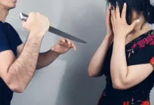 Hombre apuñala 55 veces a su expareja frente a sus hijos