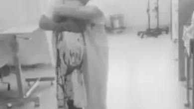 Video | Mujer da a luz sola en el pasillo de hospital