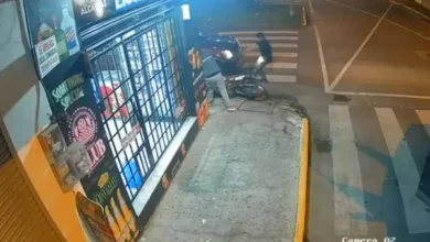 A 2 hombres los bajaron de su moto y los mataron a tiros