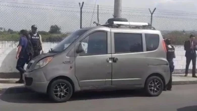Abandonan furgoneta con cables de cobre robados en Latacunga.