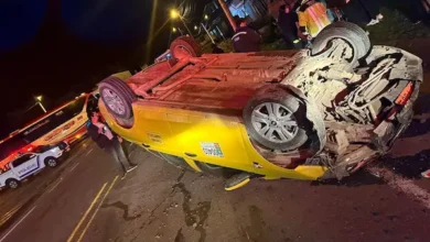 Carro volcado sobre vía Panamericana en Alausí dejó un herido