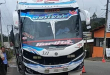 Delincuentes armados asaltan bus Flota Bolívar en San Miguel.