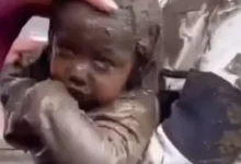 Video | Madre e hija sobreviven al aluvión en Alausí