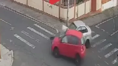 Video | Terrible choque entre 2 autos afecta a casa en Ambato