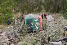 Bus con estudiantes se vuelca y deja fallecidos y varios heridos en Azogues