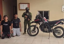 2 hombres detenidos con moto robada en La Maná.