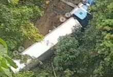 Carro pesado se volcó en peligrosa curva de Cumandá