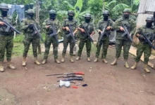 Echeandía militares decomisan armas de fuego y motocicleta.