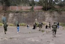 Ejército detuvo a 5 hombres de Riobamba y decomisó un arma
