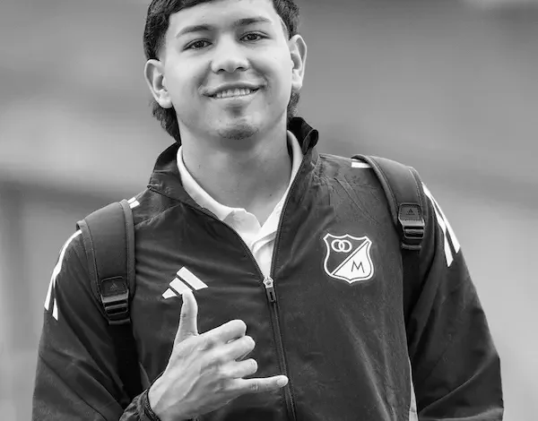 Futbolista colombiano murió tras colapsar en un partido.