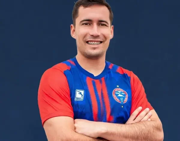 Olmedo presenta al primer fichaje de la era Sixto Vizuete.