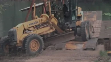 Maquinaria bloquea gabarra del río Yaupi y afecta movilidad.
