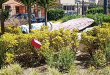 Municipio desaloja carpas improvisadas en parque de Latacunga.