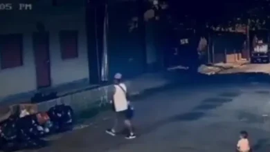 Video | Padrastro lanza a niña de 7 años contra bolsas de basura