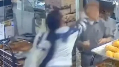 Video | Mujer golpea a adulto mayor en panadería