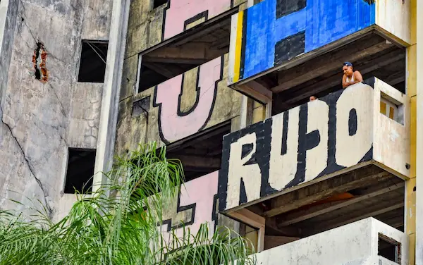 Artistas urbanos pintan las ruinas del Multicomercio en Guayaquil