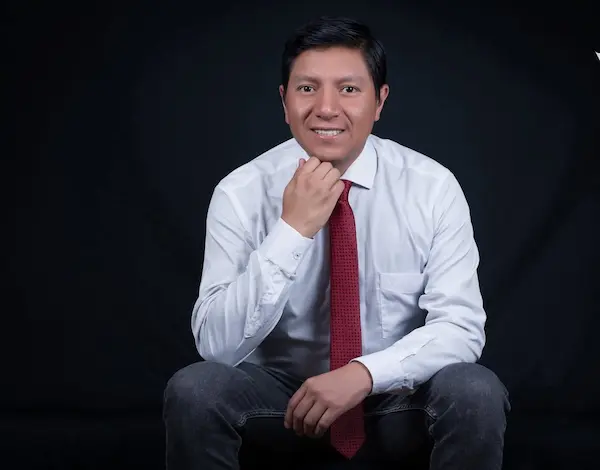 Daniel Mullo asume como concejal de Riobamba