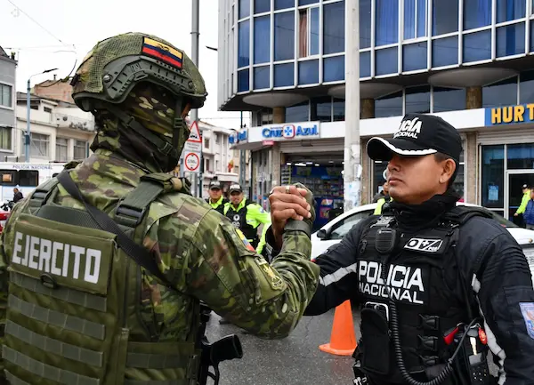 Militares y policías operarán juntos por un tiempo limitado