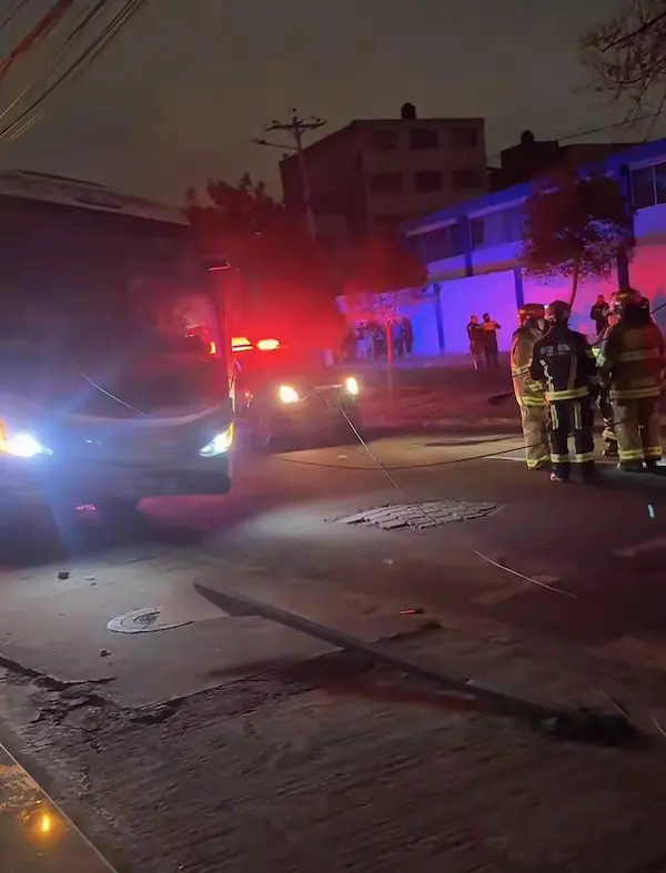 Bus derriba poste y termina impactando contra una vivienda en Riobamba