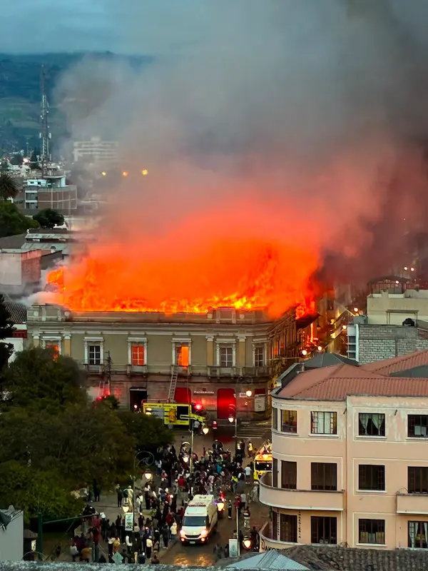 El incendio afectó inmuebles en el centro de Riobamba