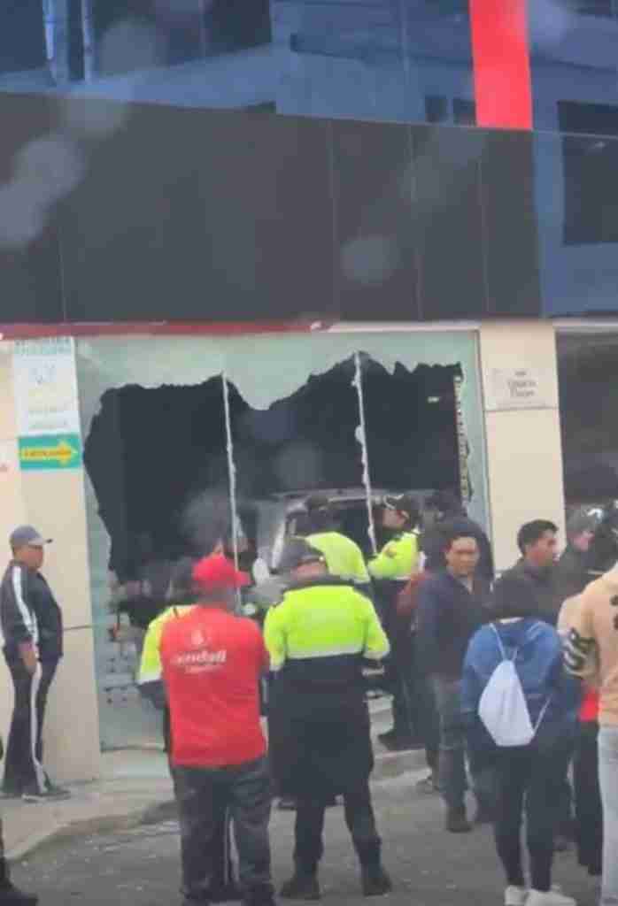Accidente en Riobamba: Jeep impactó contra edificio en la avenida Pedro Vicente Maldonado