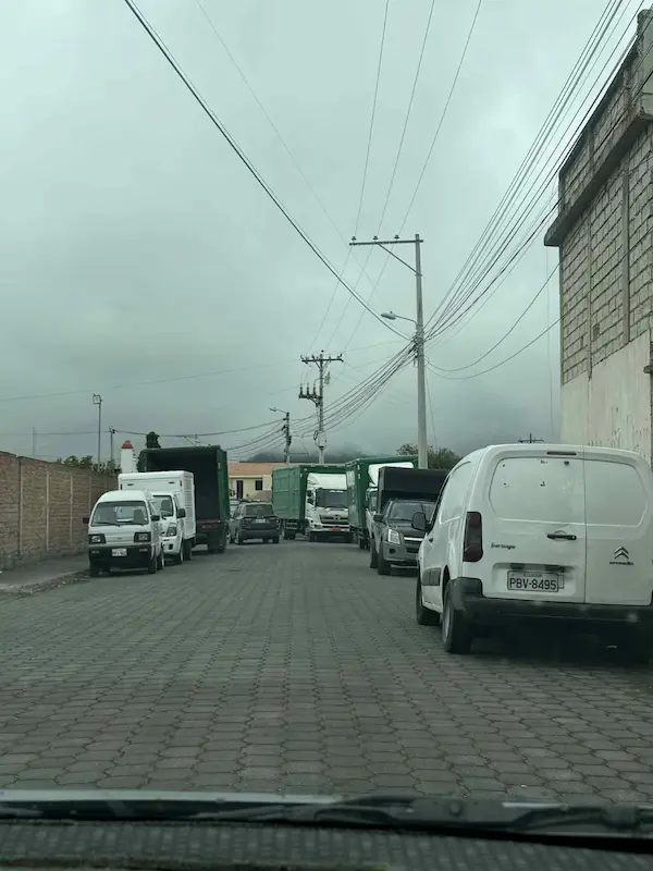 Vehículos estacionados dificultarían la circulación