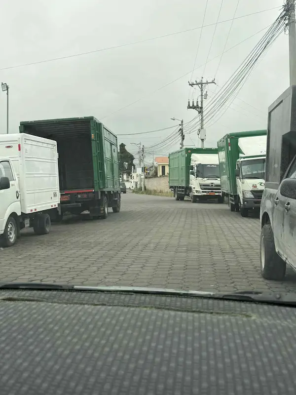 Vecinos denuncian congestión vehicular y acumulación de basura en el norte de Riobamba