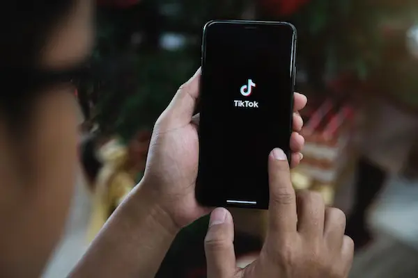 TikTok explora pagos por mensajes directos