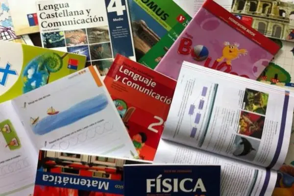 Colegios no pueden imponer dónde comprar textos, advierte Superintendencia de Competencia